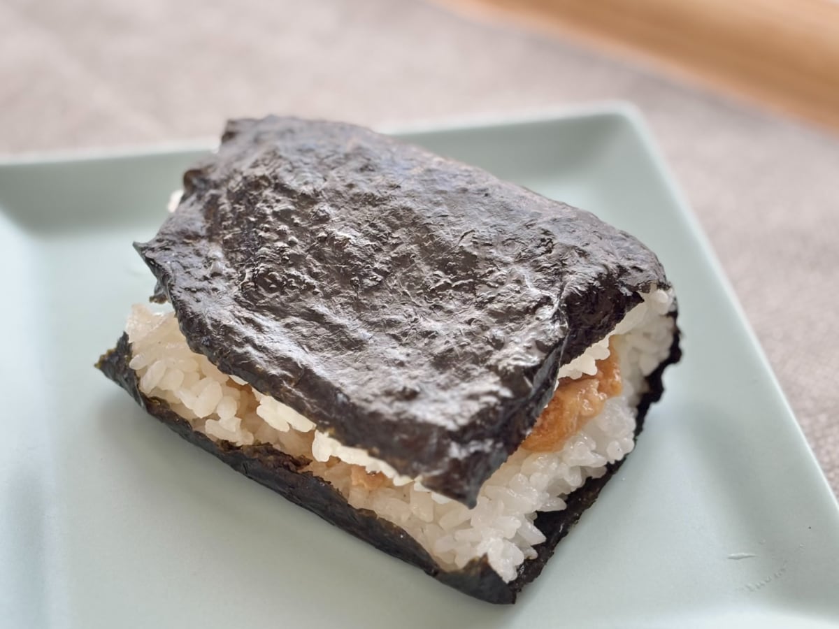 卵黄ソースがとろ～り！【ファミマ】適度なニンニクもクセになるおにぎり