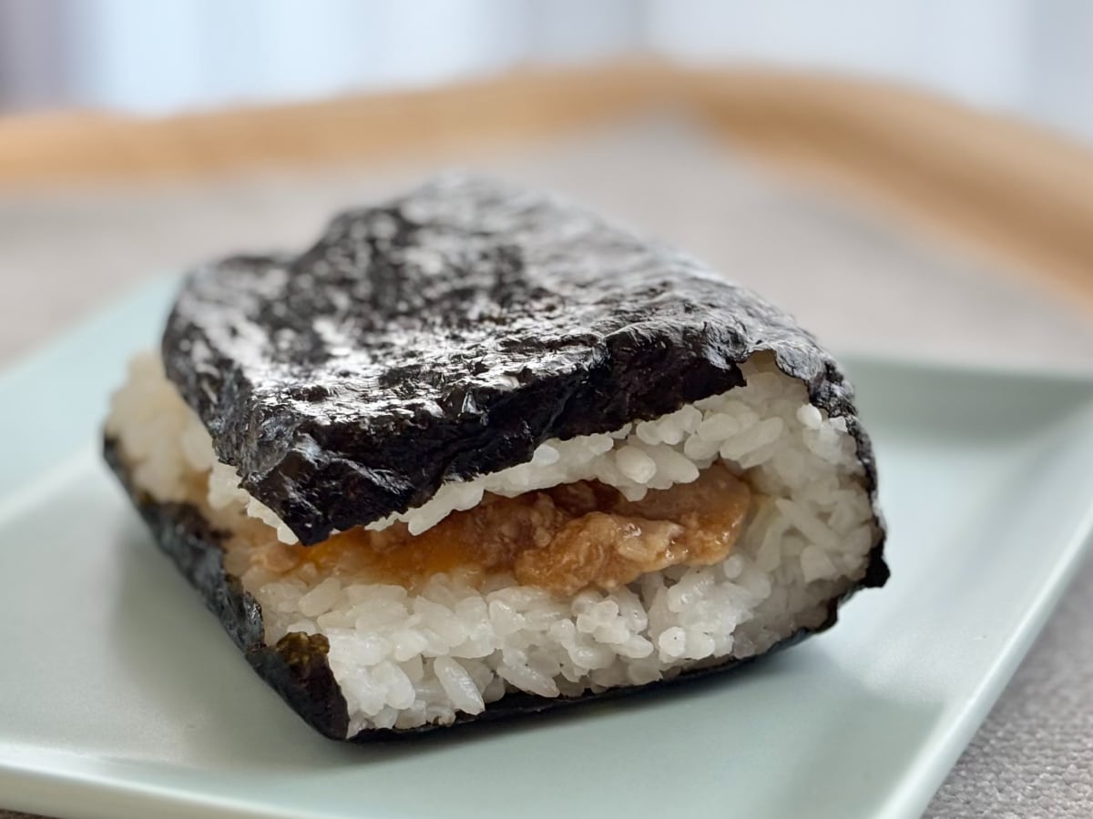 卵黄ソースがとろ～り！【ファミマ】適度なニンニクもクセになるおにぎり