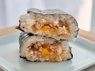 卵黄ソースがとろ～り！【ファミマ】適度なニンニクもクセになるおにぎり