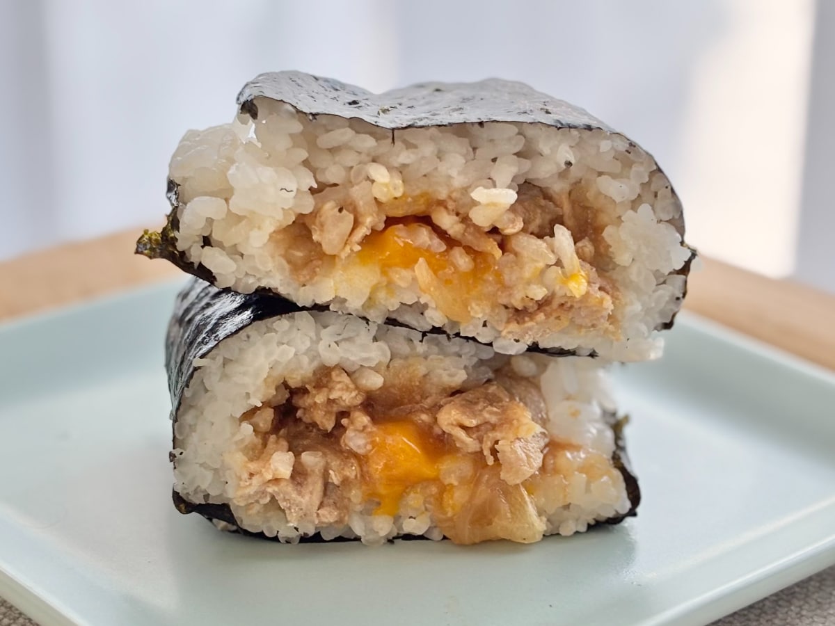 卵黄ソースがとろ～り！【ファミマ】適度なニンニクもクセになるおにぎり