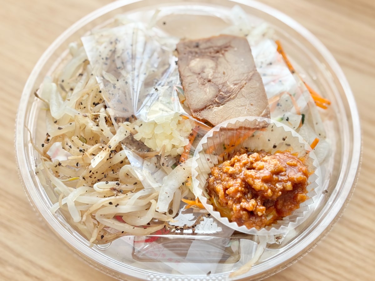 濃いめの味に賛否あり！？【ファミマ】人気店監修のまぜそばを実食