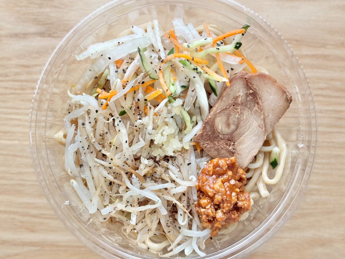 濃いめの味に賛否あり！？【ファミマ】人気店監修のまぜそばを実食