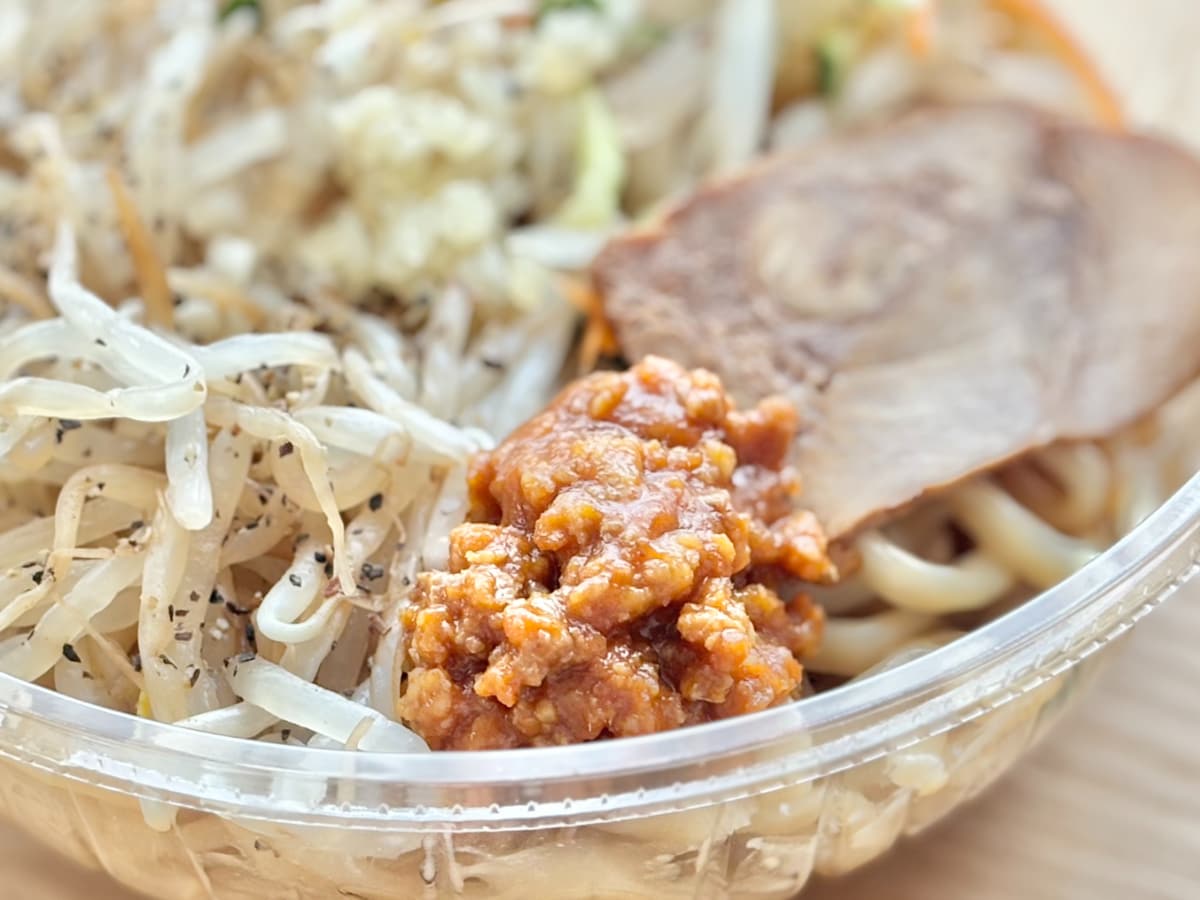 濃いめの味に賛否あり！？【ファミマ】人気店監修のまぜそばを実食