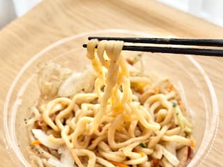 濃いめの味に賛否あり！？【ファミマ】人気店監修のまぜそばを実食