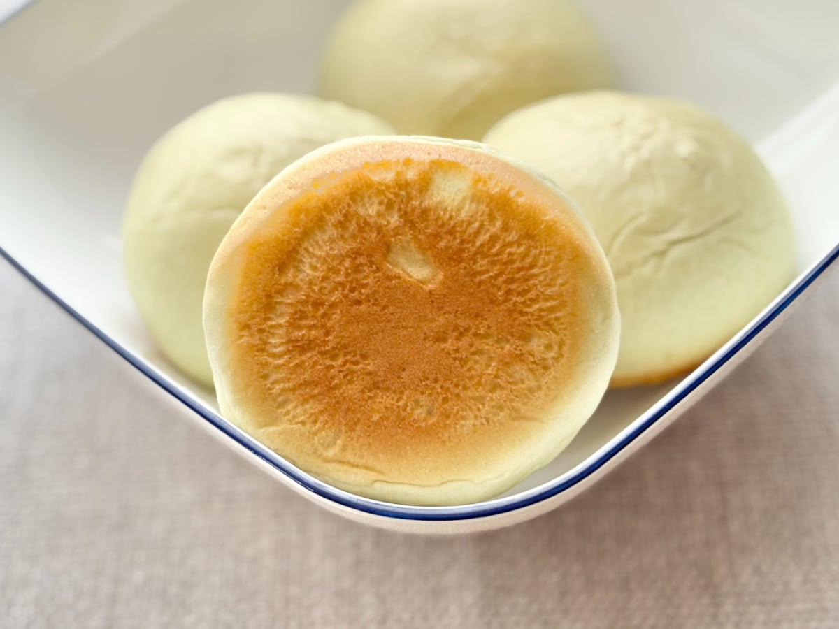 濃厚メロン風味を堪能！【ファミマ】1個42円のミニパンが侮れない