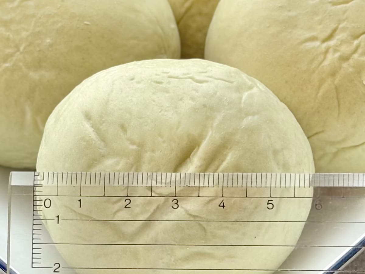 濃厚メロン風味を堪能！【ファミマ】1個42円のミニパンが侮れない