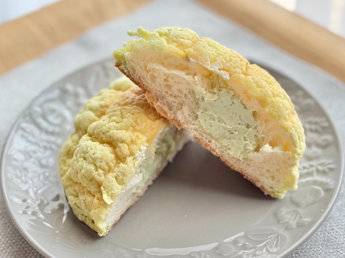 メロンの爽やかな甘みがたまらん♡【ファミマ】のさくふわパンが美味