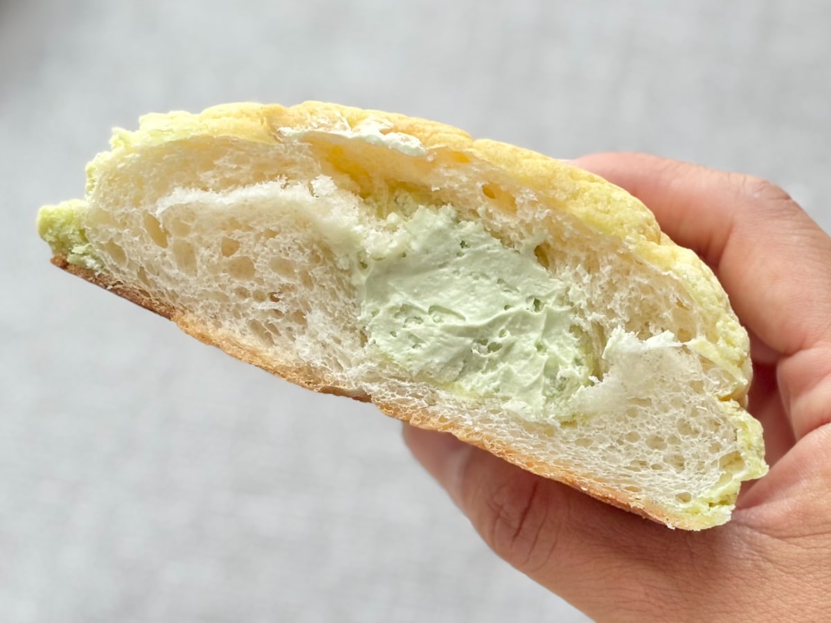 メロンの爽やかな甘みがたまらん♡【ファミマ】のさくふわパンが美味