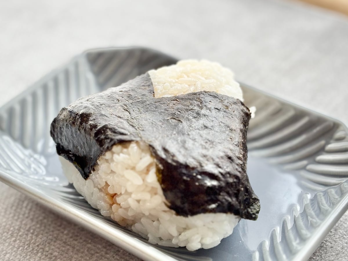 濃厚ピリ辛たれが存在感抜群!【ローソン】プレミアムおにぎりに新作登場