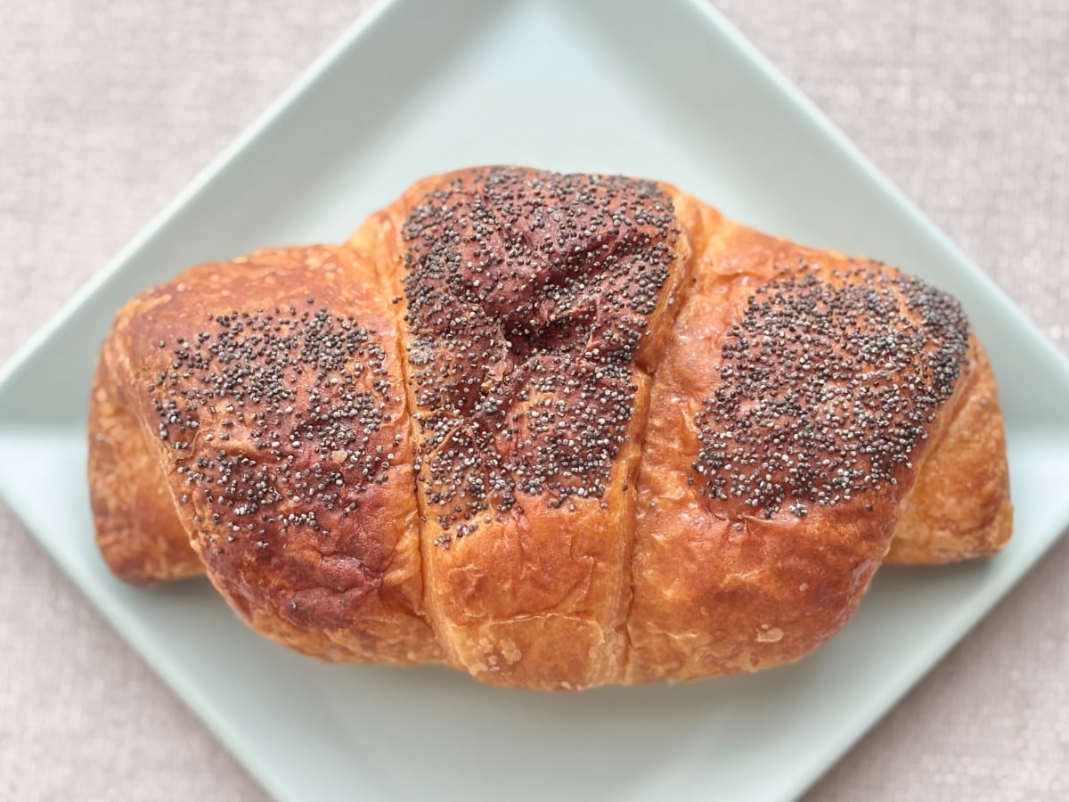 軽めの生地と粒あんが好相性【ローソン】にほどよく甘いハイブリッドパン