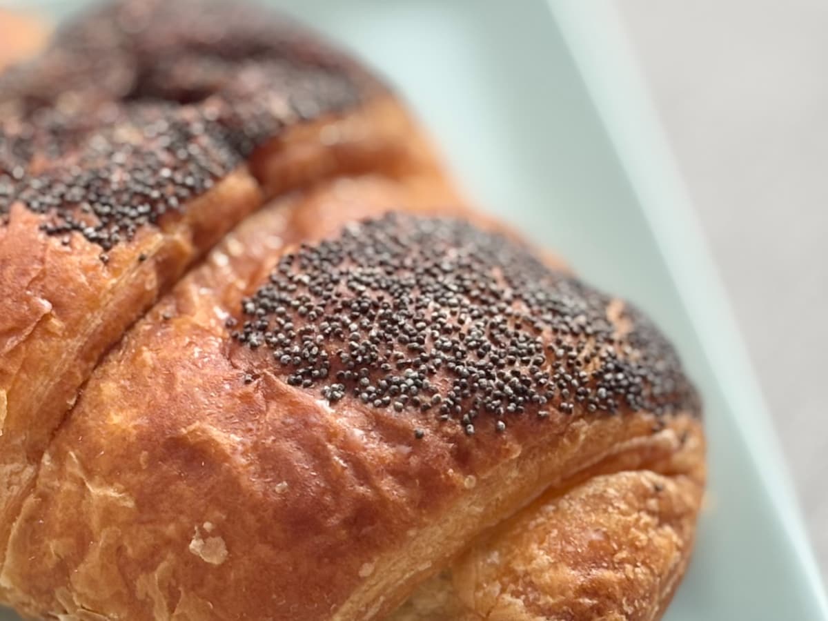 軽めの生地と粒あんが好相性【ローソン】にほどよく甘いハイブリッドパン