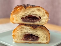 軽めの生地と粒あんが好相性【ローソン】にほどよく甘いハイブリッドパン