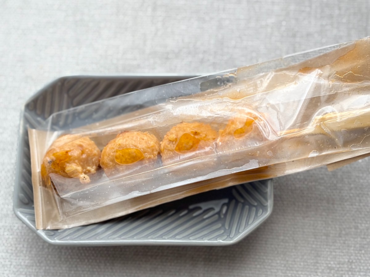 「タレつくね串（なんこつ入）　ピリ辛七味」 ローソンは2025年8月19日（火）、「タレつくね串（なんこつ入）　ピリ辛七味」（税込198円）を発売しました。 発売地域：北海道、東北、関東 炭火で焼いた香ばしい鶏つくね串。ピリッと辛い七味がアクセントになっています。 1包装あたり（推定値）熱量：170kcal、たんぱく質：10.6g、脂質：11.7g、炭水化物：6.0g（糖質：5.5g、食物繊維：0.5g）、食塩相当量：1.5g 予想以上の辛さがおいしい！全4個で食べ応えもあり ローソンのホットスナックコーナーに並んでいた今回のつくね串。売り場には、温めてから食べることをおすすめする文言がありましたが、まずはそのままの状態でパッケージから取り出してみました。 タレで照りのあるつくねがとってもおいしそう！香ばしさと辛さの混ざり合った香りがふんわりと漂ってきます。 手に持ってみると、けっこうずっしり。食べ応えもしっかりありそうです。 1個を半分にカットしてみました。ピリ辛七味味だからか、心なしか赤みがある気がします。 じっくりとチェックしたところで、電子レンジで温めてからいただきます！1個をパクリッと食べてみると、香ばしさと七味の辛さが口いっぱいに広がりました。これはウマい！軟骨のコリコリ感も適度にあって、その食感がクセになります。 今回は日中に食べましたが、これはビールと一緒に食べたい味。晩酌のおつまみとして、夕飯時に買いに走りたくなる商品でした。次に食べるときは、お酒も一緒に買うのがいいかもしれません（笑）。 食べてみたい人はぜひ、ローソン店頭でチェックしてみてくださいね。 （文・写真：ママテナ編集部グルメチーム） ※本記事の情報は執筆時または公開時のものであり､最新の情報とは異なる可能性があります。