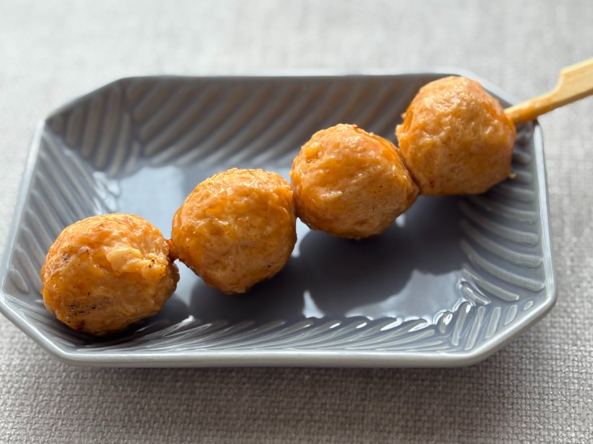 「タレつくね串（なんこつ入）　ピリ辛七味」 ローソンは2025年8月19日（火）、「タレつくね串（なんこつ入）　ピリ辛七味」（税込198円）を発売しました。 発売地域：北海道、東北、関東 炭火で焼いた香ばしい鶏つくね串。ピリッと辛い七味がアクセントになっています。 1包装あたり（推定値）熱量：170kcal、たんぱく質：10.6g、脂質：11.7g、炭水化物：6.0g（糖質：5.5g、食物繊維：0.5g）、食塩相当量：1.5g 予想以上の辛さがおいしい！全4個で食べ応えもあり ローソンのホットスナックコーナーに並んでいた今回のつくね串。売り場には、温めてから食べることをおすすめする文言がありましたが、まずはそのままの状態でパッケージから取り出してみました。 タレで照りのあるつくねがとってもおいしそう！香ばしさと辛さの混ざり合った香りがふんわりと漂ってきます。 手に持ってみると、けっこうずっしり。食べ応えもしっかりありそうです。 1個を半分にカットしてみました。ピリ辛七味味だからか、心なしか赤みがある気がします。 じっくりとチェックしたところで、電子レンジで温めてからいただきます！1個をパクリッと食べてみると、香ばしさと七味の辛さが口いっぱいに広がりました。これはウマい！軟骨のコリコリ感も適度にあって、その食感がクセになります。 今回は日中に食べましたが、これはビールと一緒に食べたい味。晩酌のおつまみとして、夕飯時に買いに走りたくなる商品でした。次に食べるときは、お酒も一緒に買うのがいいかもしれません（笑）。 食べてみたい人はぜひ、ローソン店頭でチェックしてみてくださいね。 （文・写真：ママテナ編集部グルメチーム） ※本記事の情報は執筆時または公開時のものであり､最新の情報とは異なる可能性があります。