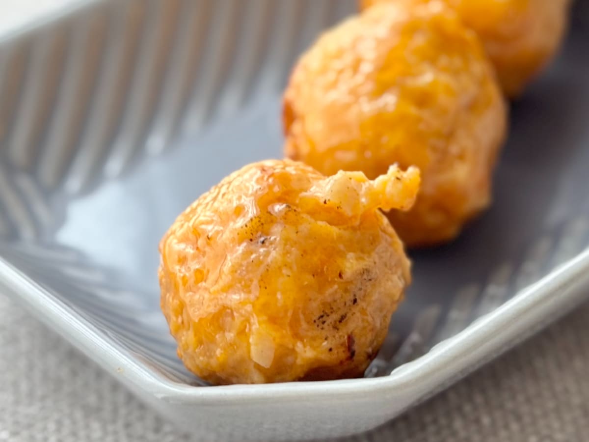 「タレつくね串（なんこつ入）　ピリ辛七味」 ローソンは2025年8月19日（火）、「タレつくね串（なんこつ入）　ピリ辛七味」（税込198円）を発売しました。 発売地域：北海道、東北、関東 炭火で焼いた香ばしい鶏つくね串。ピリッと辛い七味がアクセントになっています。 1包装あたり（推定値）熱量：170kcal、たんぱく質：10.6g、脂質：11.7g、炭水化物：6.0g（糖質：5.5g、食物繊維：0.5g）、食塩相当量：1.5g 予想以上の辛さがおいしい！全4個で食べ応えもあり ローソンのホットスナックコーナーに並んでいた今回のつくね串。売り場には、温めてから食べることをおすすめする文言がありましたが、まずはそのままの状態でパッケージから取り出してみました。 タレで照りのあるつくねがとってもおいしそう！香ばしさと辛さの混ざり合った香りがふんわりと漂ってきます。 手に持ってみると、けっこうずっしり。食べ応えもしっかりありそうです。 1個を半分にカットしてみました。ピリ辛七味味だからか、心なしか赤みがある気がします。 じっくりとチェックしたところで、電子レンジで温めてからいただきます！1個をパクリッと食べてみると、香ばしさと七味の辛さが口いっぱいに広がりました。これはウマい！軟骨のコリコリ感も適度にあって、その食感がクセになります。 今回は日中に食べましたが、これはビールと一緒に食べたい味。晩酌のおつまみとして、夕飯時に買いに走りたくなる商品でした。次に食べるときは、お酒も一緒に買うのがいいかもしれません（笑）。 食べてみたい人はぜひ、ローソン店頭でチェックしてみてくださいね。 （文・写真：ママテナ編集部グルメチーム） ※本記事の情報は執筆時または公開時のものであり､最新の情報とは異なる可能性があります。