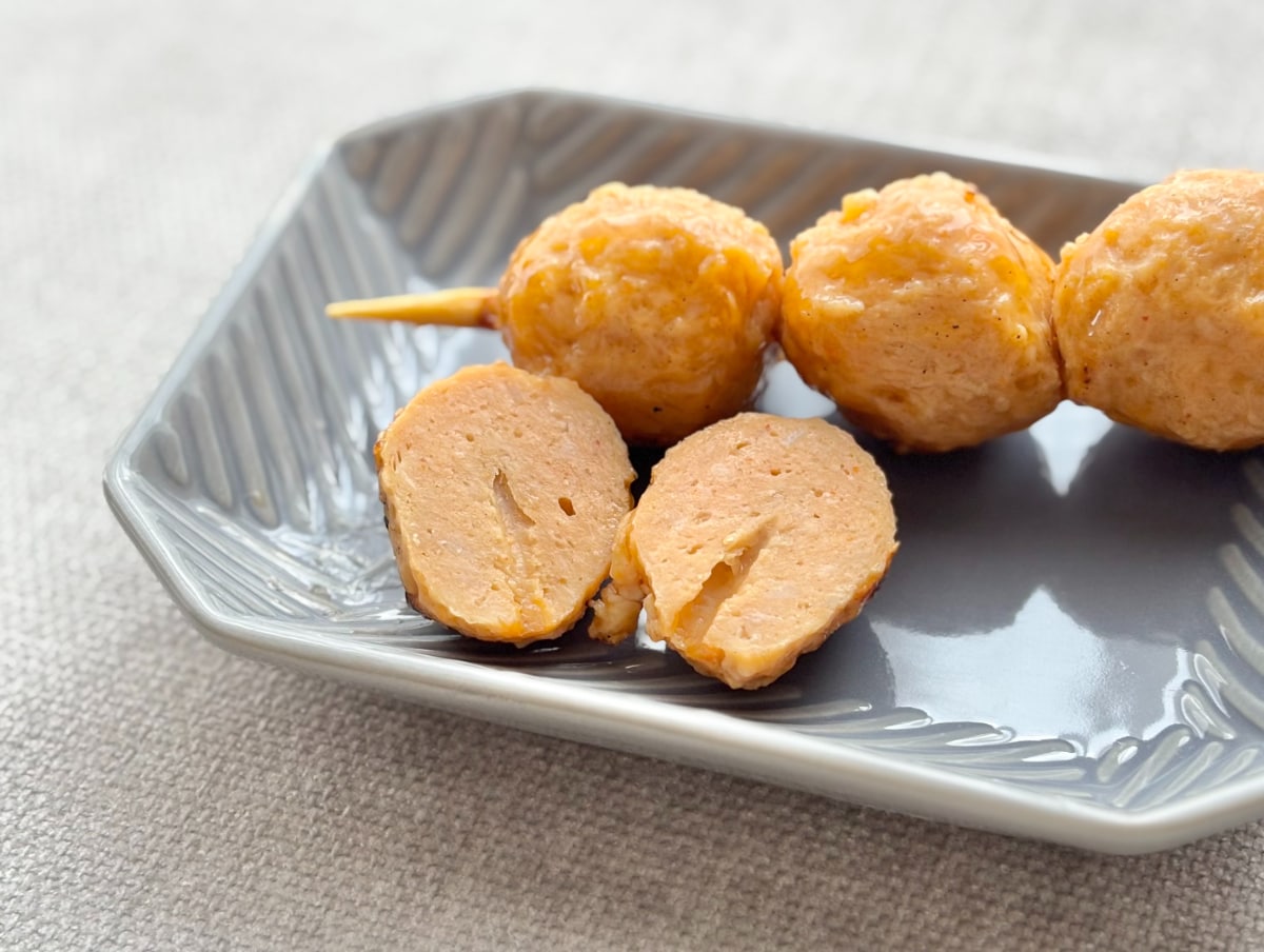 「タレつくね串（なんこつ入）　ピリ辛七味」 ローソンは2025年8月19日（火）、「タレつくね串（なんこつ入）　ピリ辛七味」（税込198円）を発売しました。 発売地域：北海道、東北、関東 炭火で焼いた香ばしい鶏つくね串。ピリッと辛い七味がアクセントになっています。 1包装あたり（推定値）熱量：170kcal、たんぱく質：10.6g、脂質：11.7g、炭水化物：6.0g（糖質：5.5g、食物繊維：0.5g）、食塩相当量：1.5g 予想以上の辛さがおいしい！全4個で食べ応えもあり ローソンのホットスナックコーナーに並んでいた今回のつくね串。売り場には、温めてから食べることをおすすめする文言がありましたが、まずはそのままの状態でパッケージから取り出してみました。 タレで照りのあるつくねがとってもおいしそう！香ばしさと辛さの混ざり合った香りがふんわりと漂ってきます。 手に持ってみると、けっこうずっしり。食べ応えもしっかりありそうです。 1個を半分にカットしてみました。ピリ辛七味味だからか、心なしか赤みがある気がします。 じっくりとチェックしたところで、電子レンジで温めてからいただきます！1個をパクリッと食べてみると、香ばしさと七味の辛さが口いっぱいに広がりました。これはウマい！軟骨のコリコリ感も適度にあって、その食感がクセになります。 今回は日中に食べましたが、これはビールと一緒に食べたい味。晩酌のおつまみとして、夕飯時に買いに走りたくなる商品でした。次に食べるときは、お酒も一緒に買うのがいいかもしれません（笑）。 食べてみたい人はぜひ、ローソン店頭でチェックしてみてくださいね。 （文・写真：ママテナ編集部グルメチーム） ※本記事の情報は執筆時または公開時のものであり､最新の情報とは異なる可能性があります。