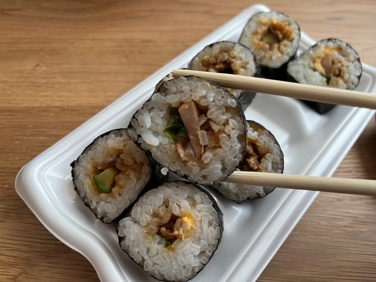 「サクッと気軽に食べられる」【ファミマ】2種類の味が楽しめる肉好きのための巻物が登場！