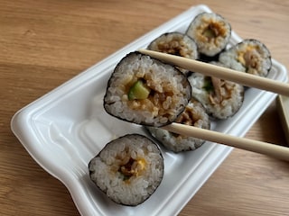 「サクッと気軽に食べられる」【ファミマ】2種類の味が楽しめる肉好きのための巻物が登場！