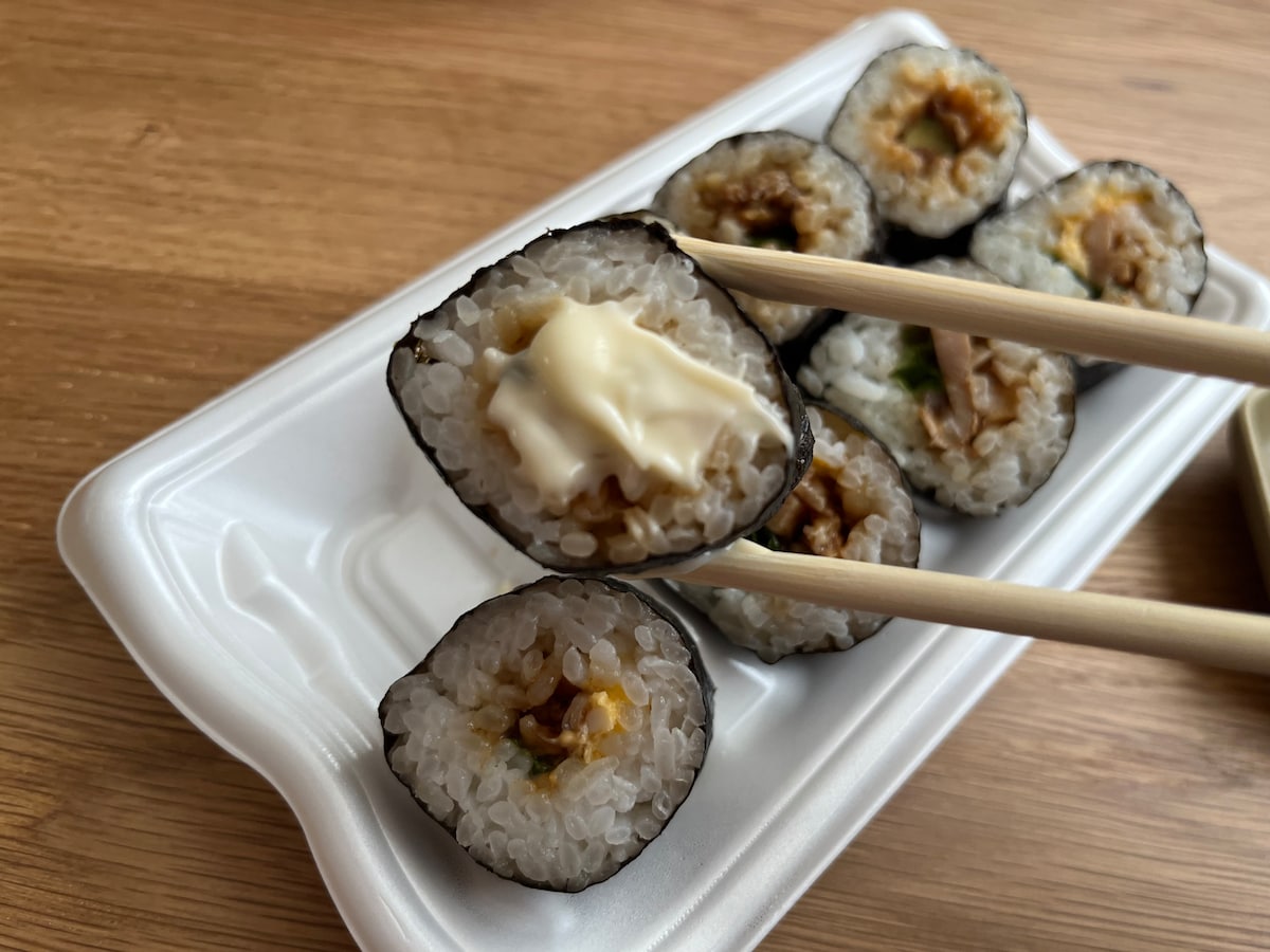 「サクッと気軽に食べられる」【ファミマ】2種類の味が楽しめる肉好きのための巻物が登場！