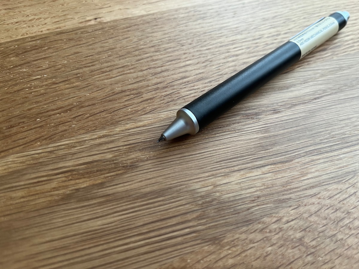 ABS樹脂最後の1mmまで書けるシャープペン0.5mm