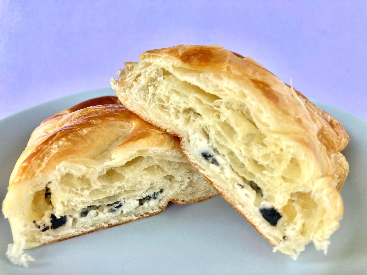 リベイクしたら美味しかった！味のバランスがいい！【ローソン】クッキークリームが入ったクロワッサン