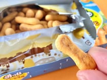 絶妙にウマい！！！これは酒が欲しい！！【明治】きのこの山50周年をあの人がお祝い！？