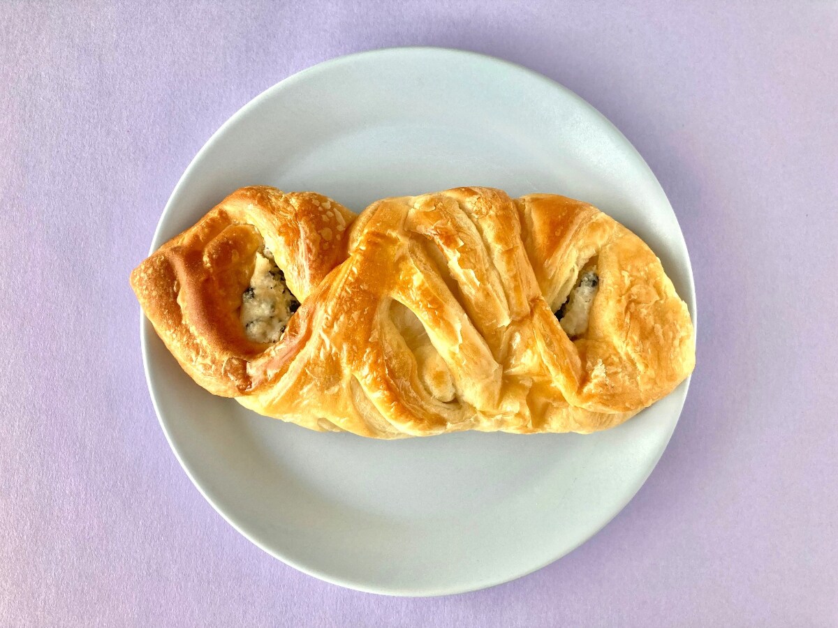 リベイクしたら美味しかった！味のバランスがいい！【ローソン】クッキークリームが入ったクロワッサン