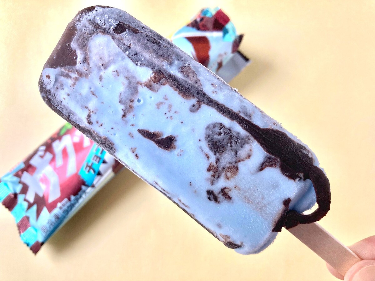 うんまぁ～い！！ミント薄くなってる！？【ファミマ限定】チョコクッキーが入ったチョコミントバー