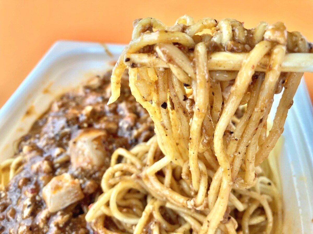 復活に大歓喜！ボリュームがヤバい！！【ファミマ】300gの麺が入っている麻婆焼そば