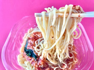 替え玉必須！？さっぱりスープがウマい！【セブン】旨辛界隈第2弾の冷し辛麺