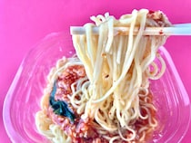 替え玉必須！？さっぱりスープがウマい！【セブン】旨辛界隈第2弾の冷し辛麺