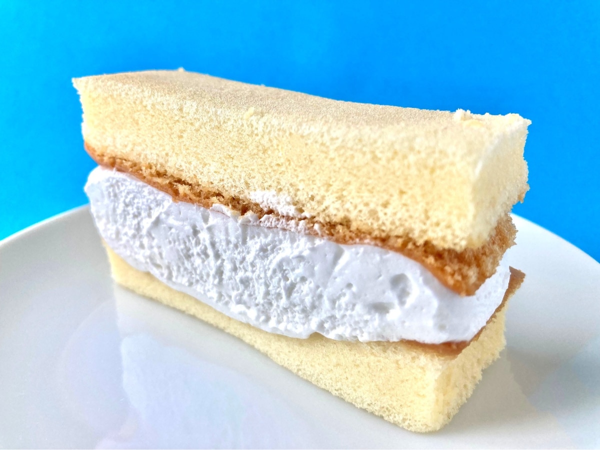 ホイップとの相性が最高!フルーツ感は……!?【ファミマ】マンゴーと白桃をサンドしたシフォン