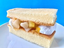 ホイップとの相性が最高！フルーツ感は……！？【ファミマ】マンゴーと白桃をサンドしたシフォン