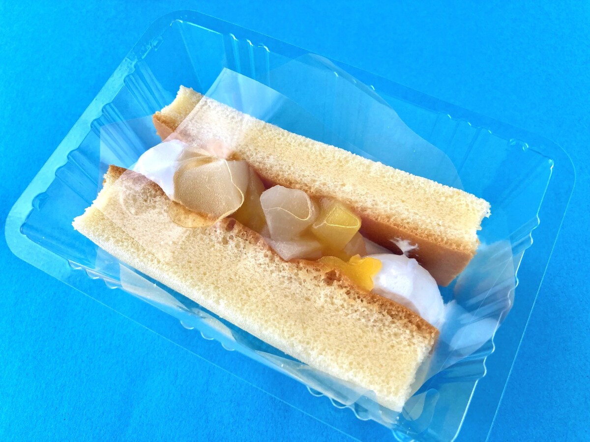 ホイップとの相性が最高!フルーツ感は……!?【ファミマ】マンゴーと白桃をサンドしたシフォン