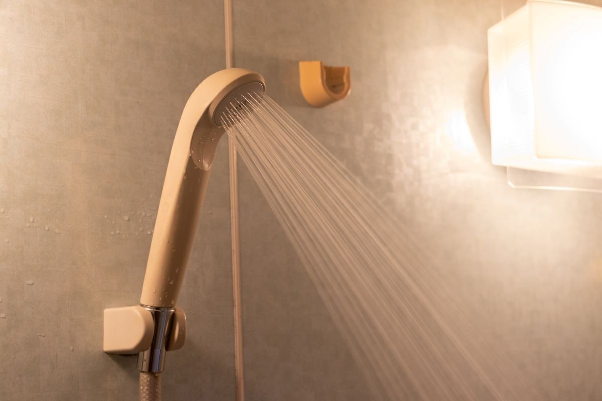 風呂場から男女の声……予定より早く帰ると息子が彼女とシャワーを浴びていた！ ファミレスに相手の親を呼びだし話し合った結果