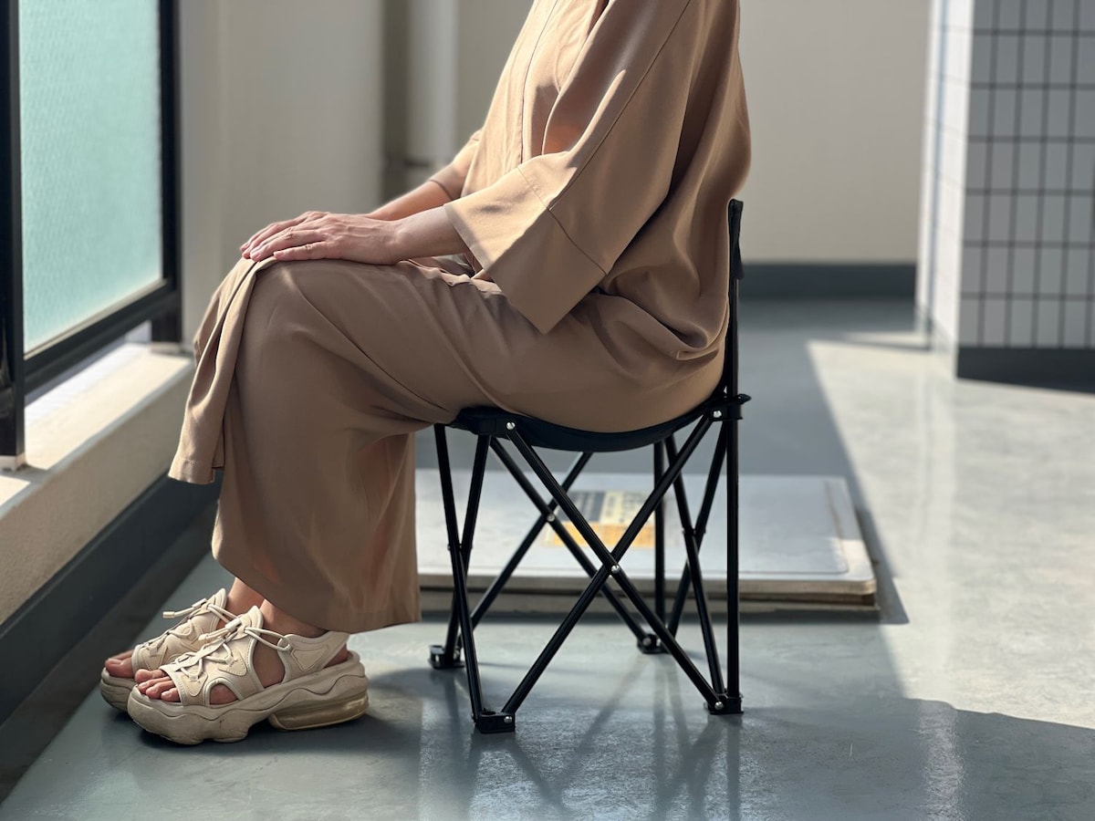 【ダイソーの名品】500円折りたたみ椅子が最高だった！1万円の商品と比較も