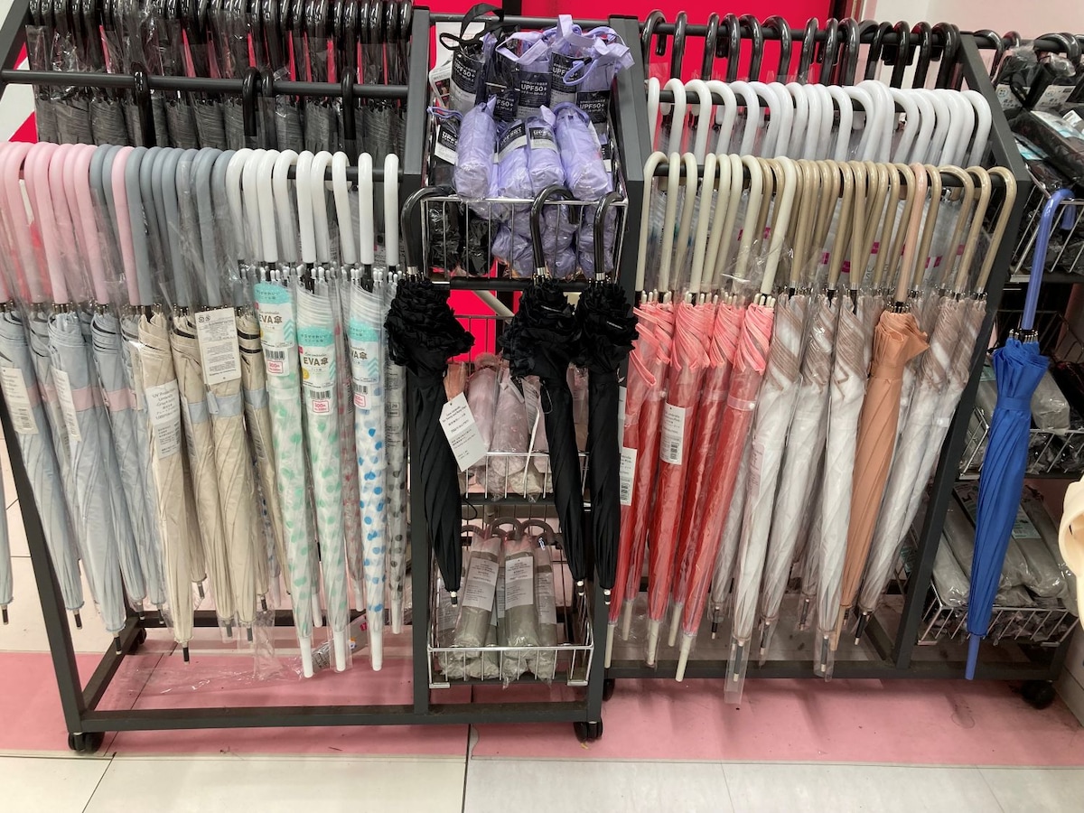 ついつい普通の透明ビニール傘を買ってしまいがち……という方は必見!100均ダイソーの傘がとにかく激かわなんです。さらに折りたたみ傘は「超」がつくほど軽量で使い勝手抜群。ダイソーということで値段も安く、これを買わないなんてもったいない!ということで今回は、筆者が本気でおすすめしたいダイソーの傘を紹介します。