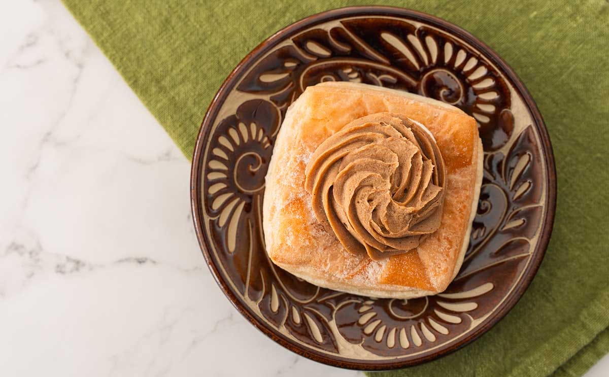 「ケーキみたい」「めっちゃ美味しい」【セブン】新作パンは3種のクリームを使用したスイーツ仕立てに