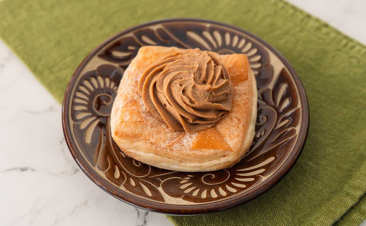 「ケーキみたい」「めっちゃ美味しい」【セブン】新作パンは3種のクリームを使用したスイーツ仕立てに