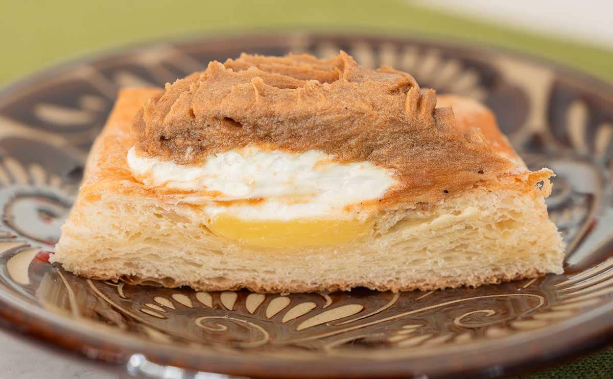 「ケーキみたい」「めっちゃ美味しい」【セブン】新作パンは3種のクリームを使用したスイーツ仕立てに