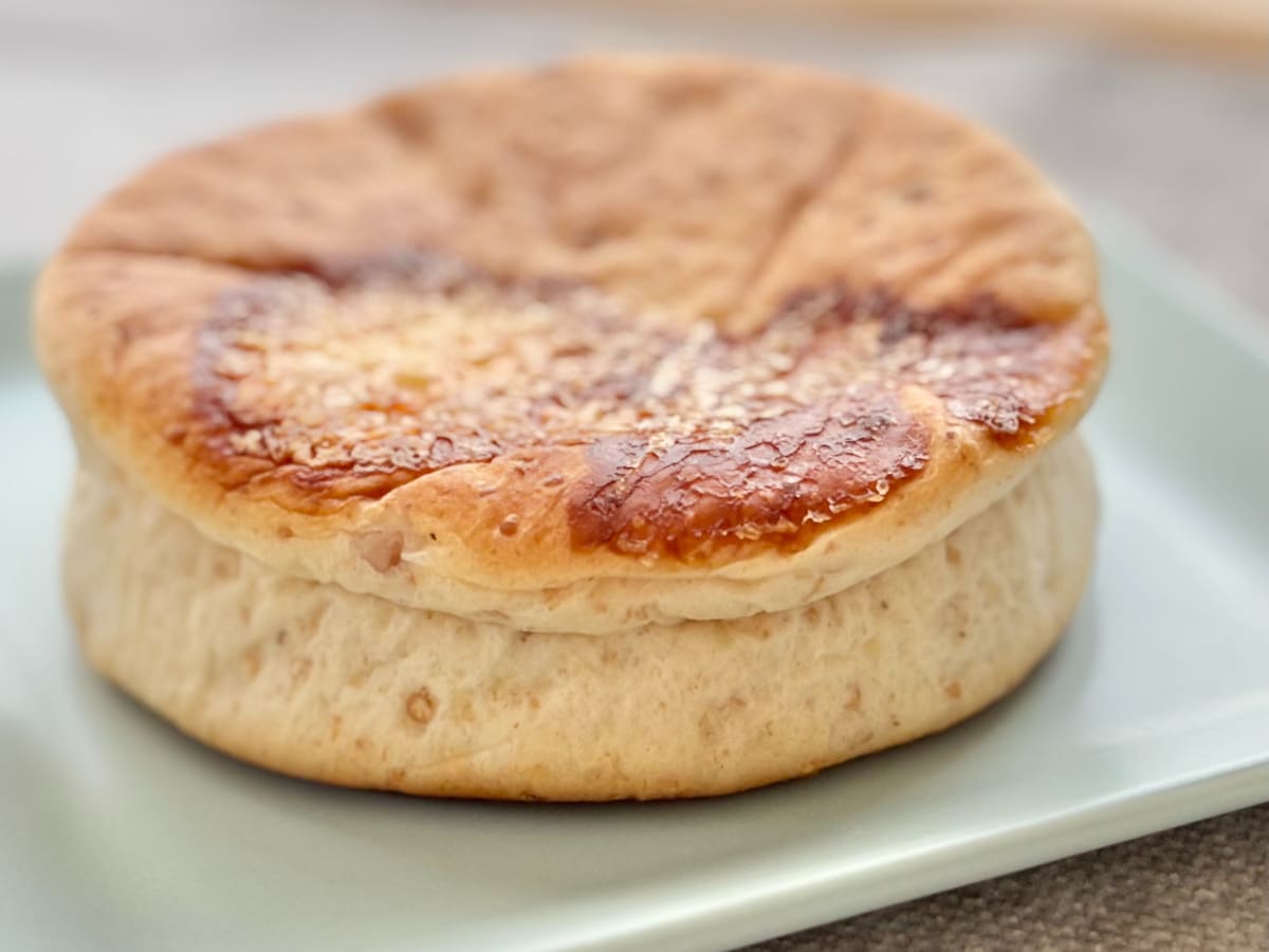 スモーキーな味を堪能！【ローソン】朝食やアウトドアに合う惣菜パン