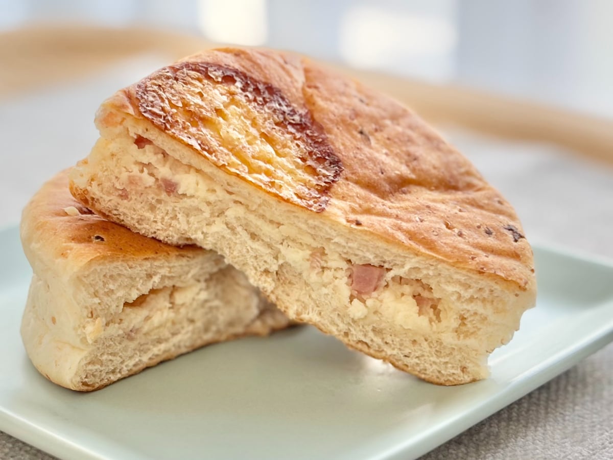 スモーキーな味を堪能！【ローソン】朝食やアウトドアに合う惣菜パン