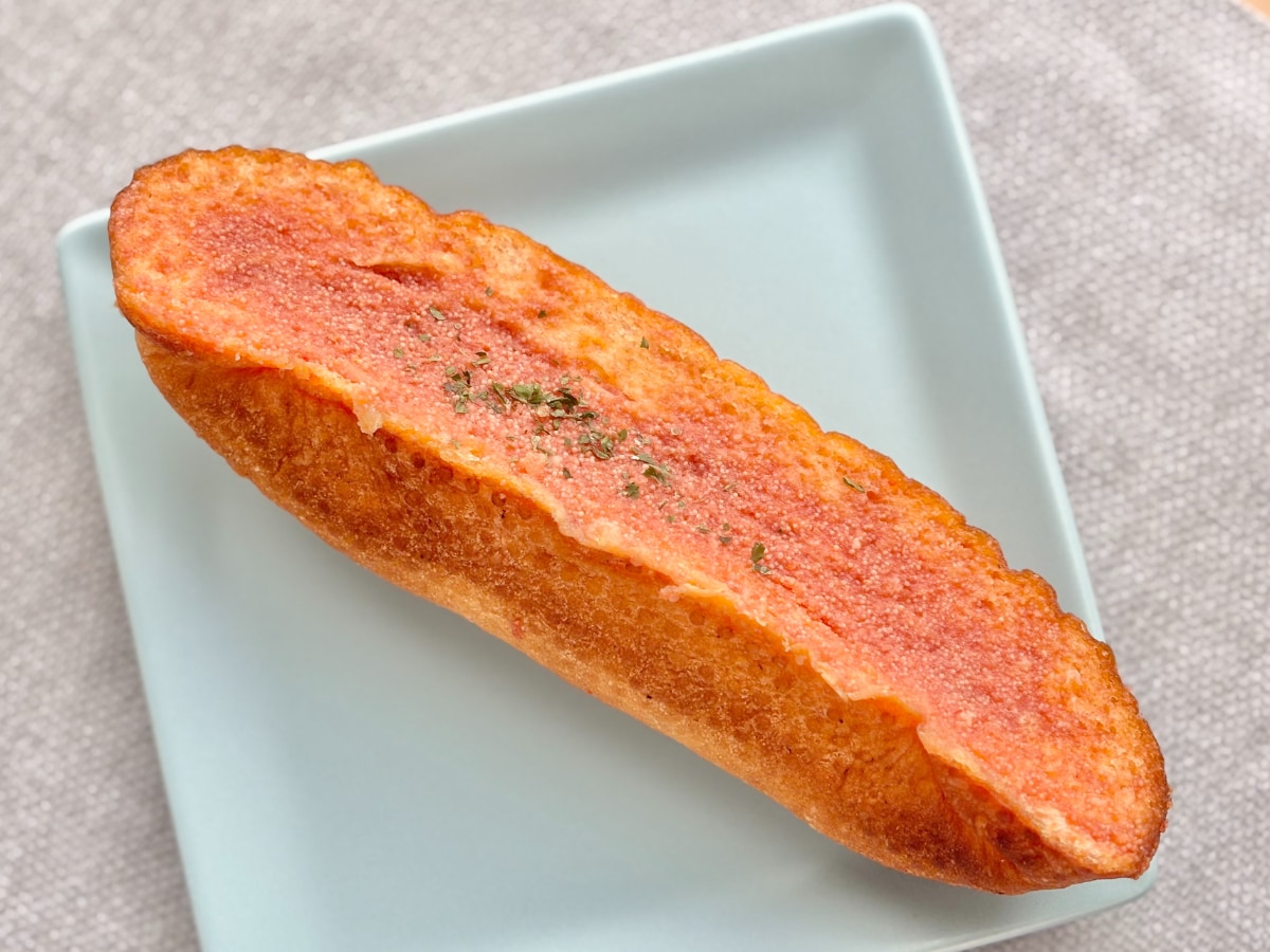 「最初に考えた人は偉大」「無限に食べれる」【ファミマ】のピリ辛パン