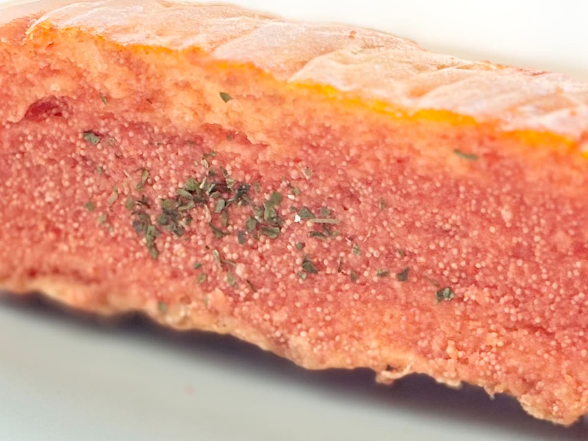 「最初に考えた人は偉大」「無限に食べれる」【ファミマ】のピリ辛パン