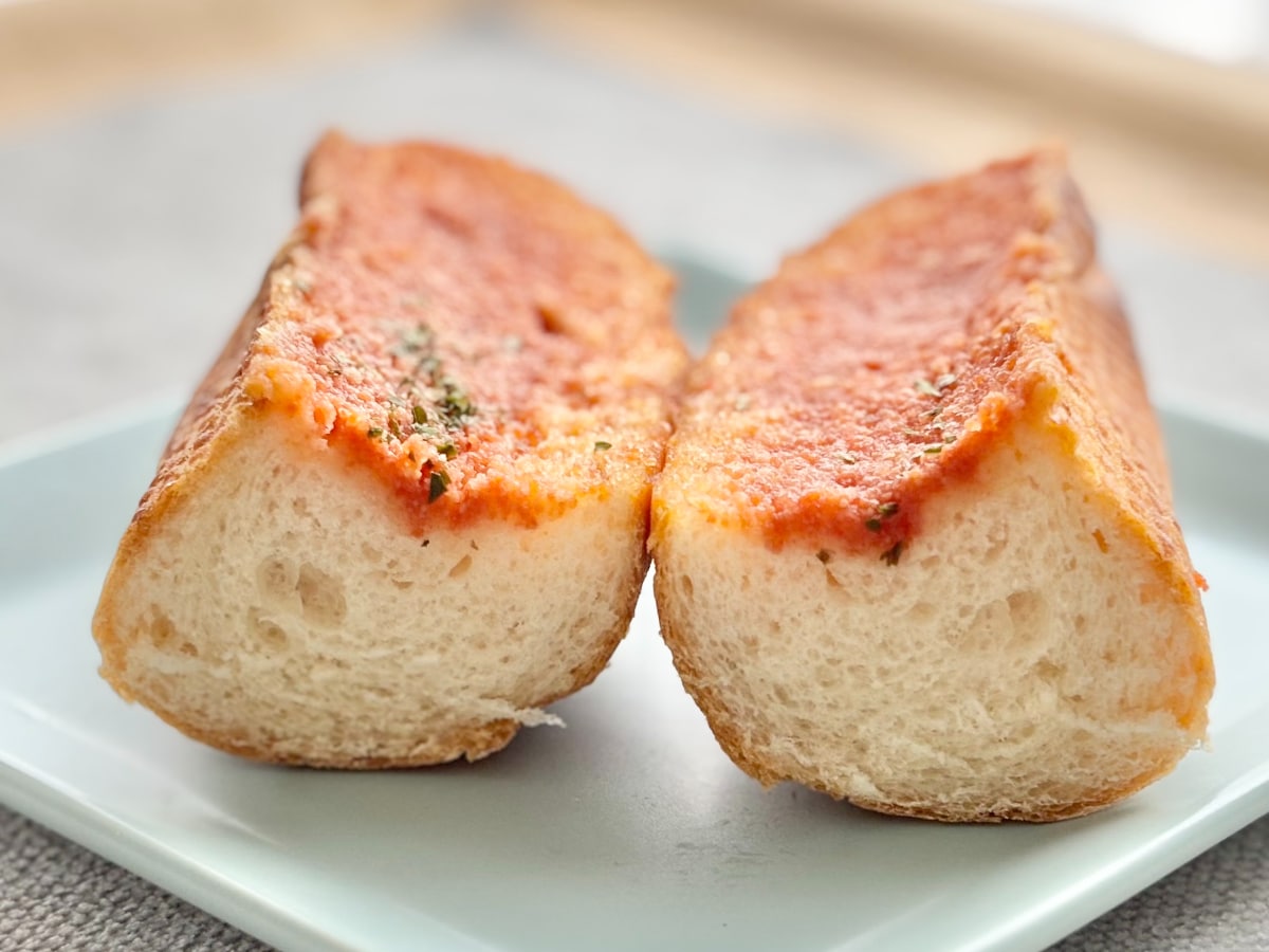 「最初に考えた人は偉大」「無限に食べれる」【ファミマ】のピリ辛パン