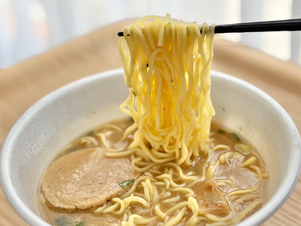とろっと濃厚スープにハマる!【ローソン】名店監修のカップ麺を実食
