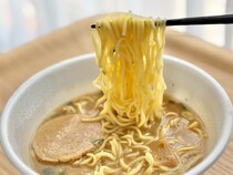 とろっと濃厚スープにハマる！【ローソン】名店監修のカップ麺を実食