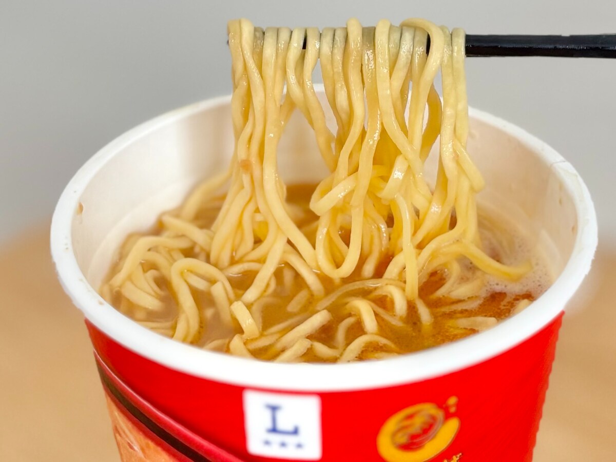 濃厚なえびの旨みが絶品！【ローソン】の名店監修カップ麺はリピ確の味