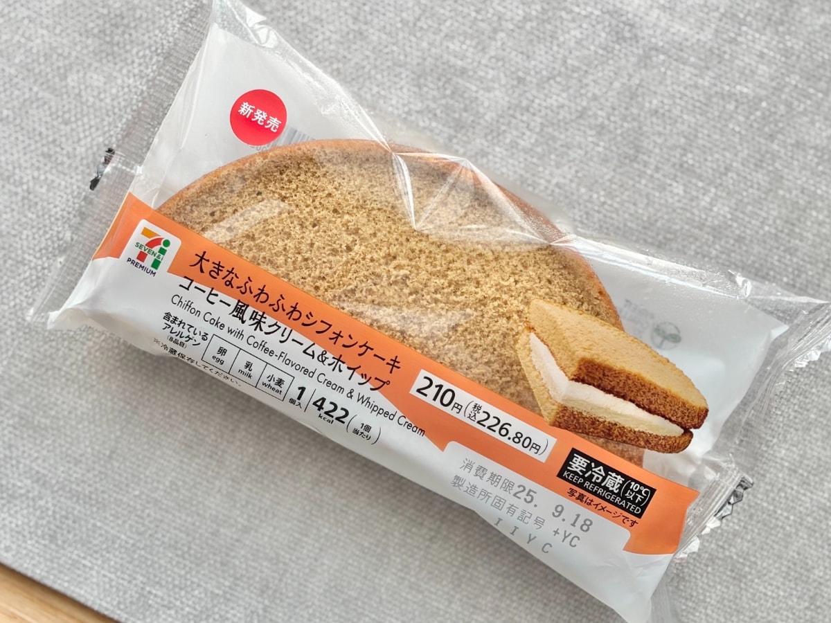 コンビニスイーツ大きなふわふわシフォンケーキ コーヒー