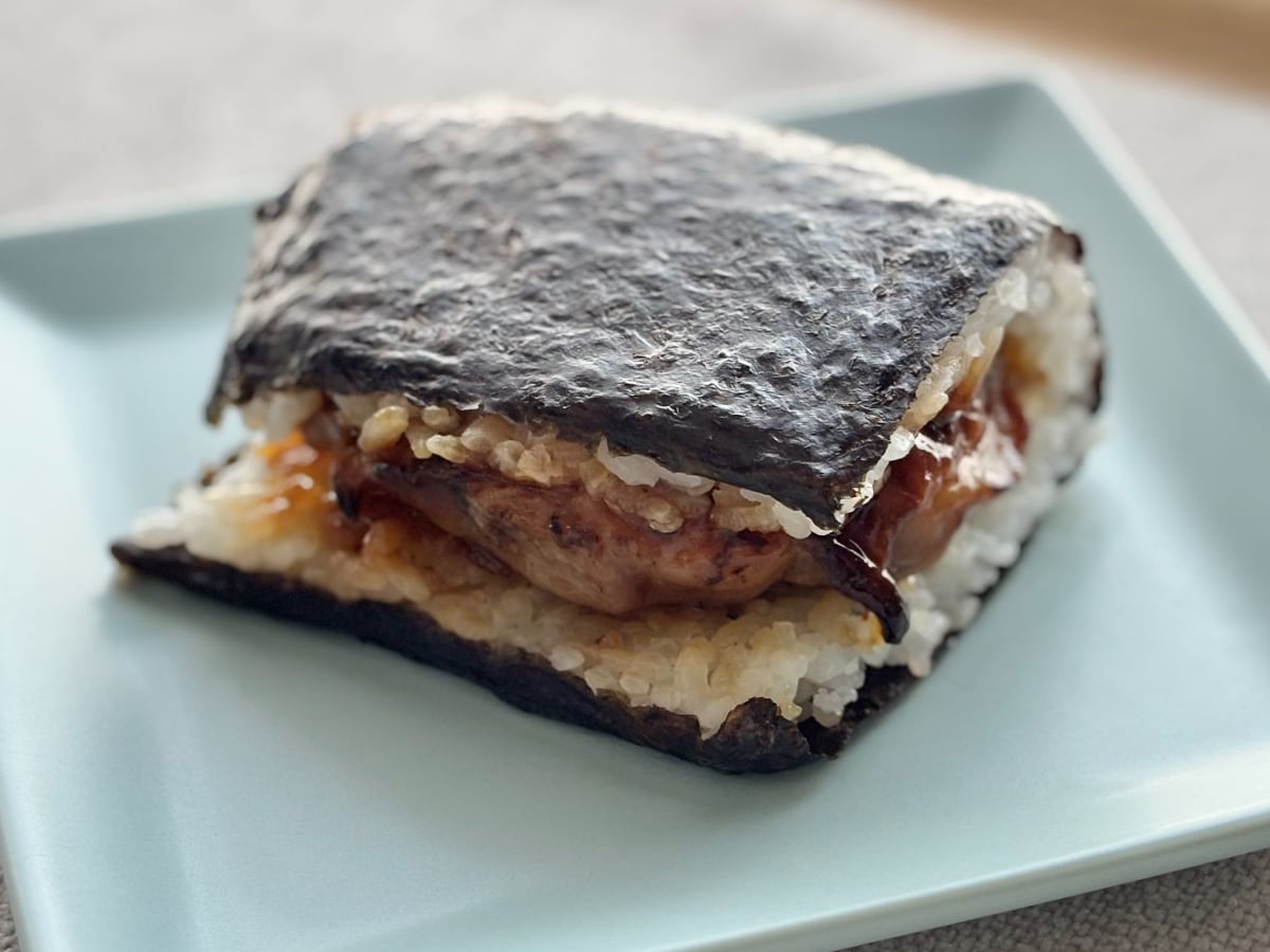 タレたっぷりのチキンが食欲をそそる!【ファミマ】のおむすびを実食